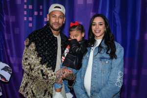 Neymar ostenta look de R$ 50 mil ao lado de Bruna e Mavie