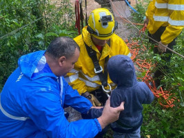 VÍDEO:Crianças e adultos são resgatados pelos bombeiros em área de risco durante as chuvas no RS abc+