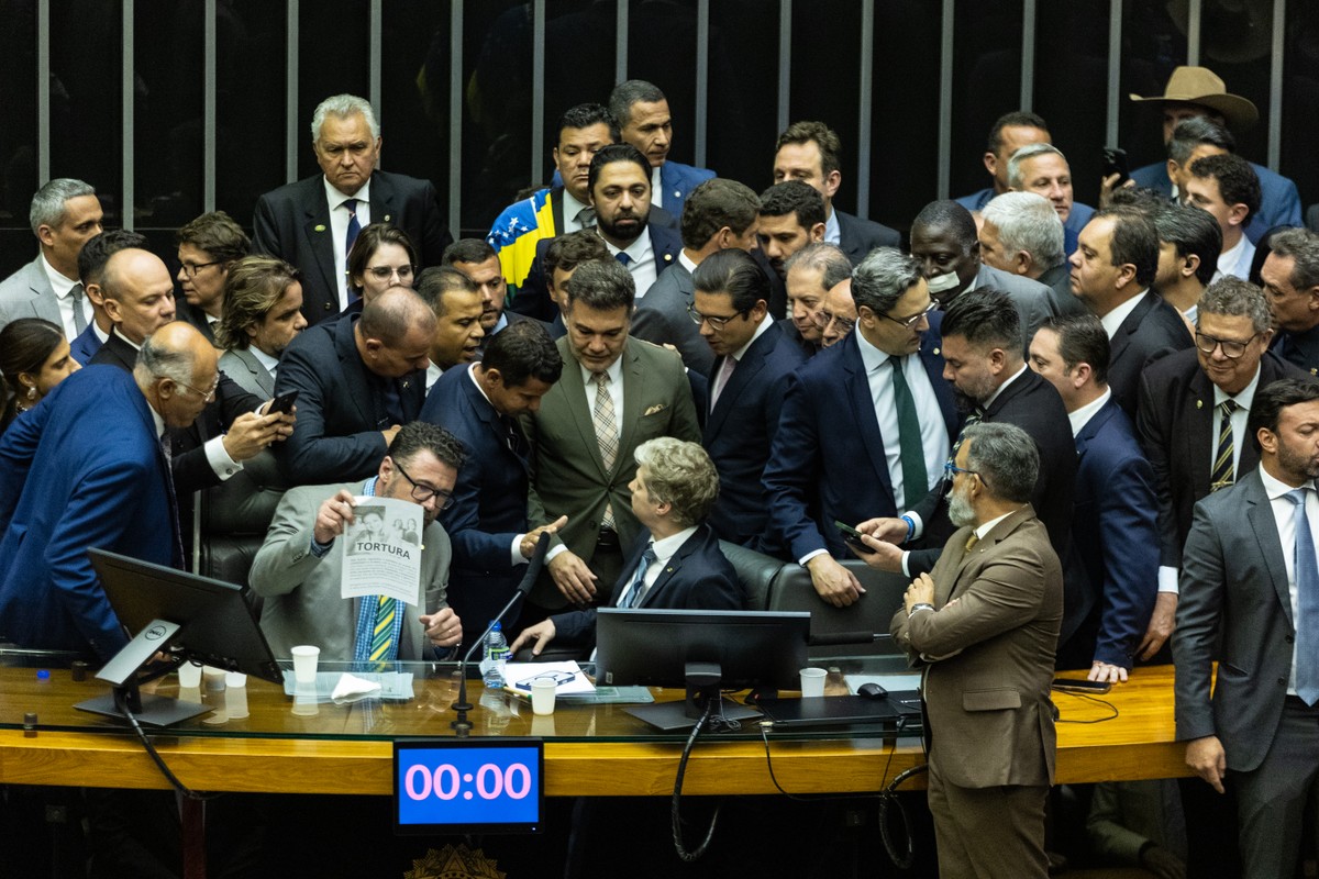 Motta encaminha denúncias contra 14 deputados que obstruíram plenário à Corregedoria da Câmara veja lista