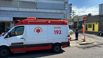 Colisão entre carro e moto bloqueia cruzamento em Novo Hamburgo abc+