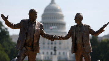 Estátua de Trump com Epstein surge perto do Capitólio, em Washington - Aventuras na História