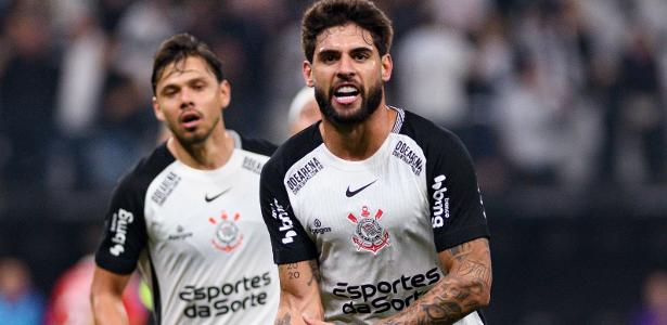 Corinthians bate o Internacional com hat-trick de Yuri Alberto, três VARs e expulsão
