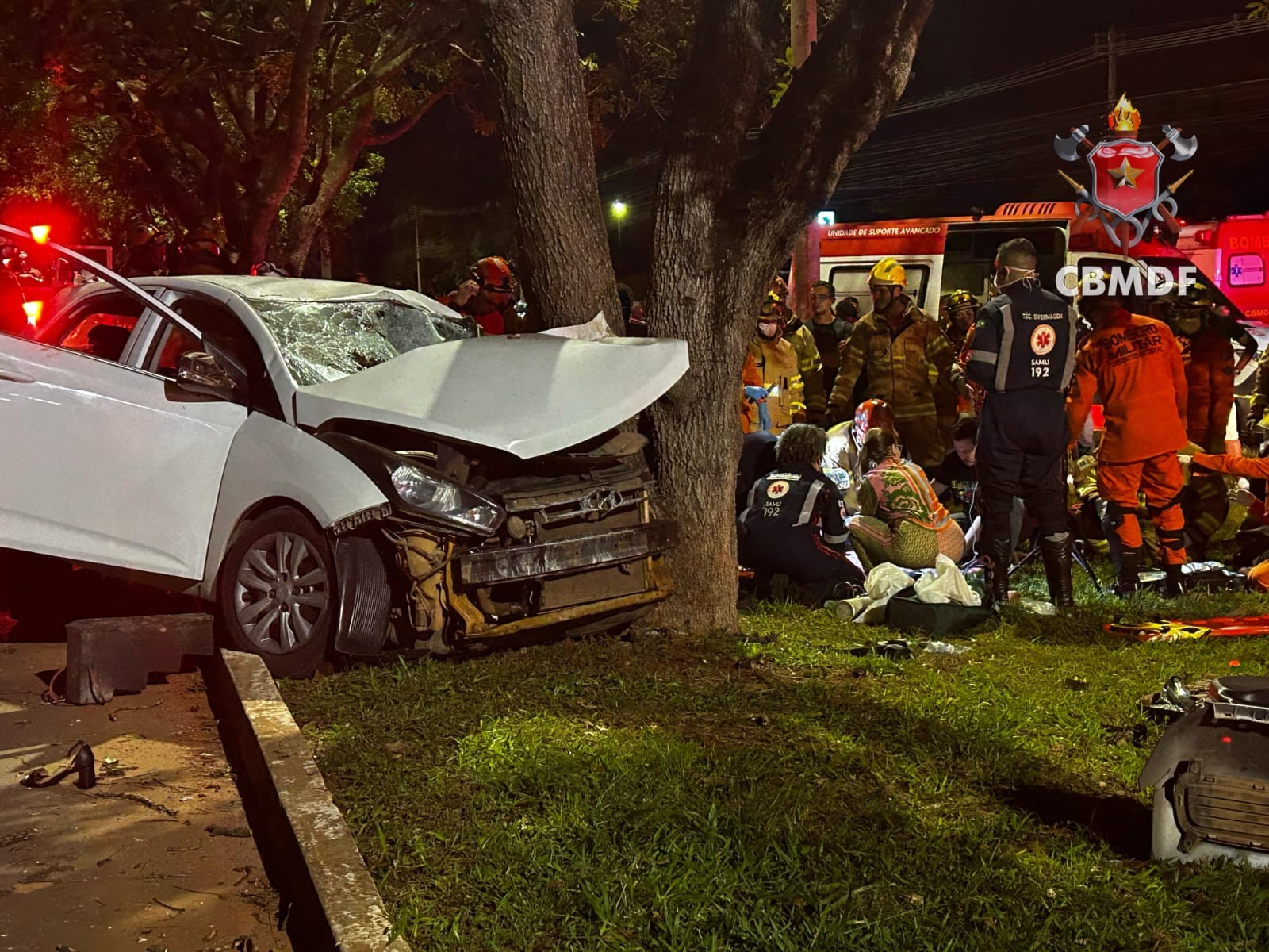 Policial militar morre após carro bater em árvore no Setor de Clubes Sul, no DF