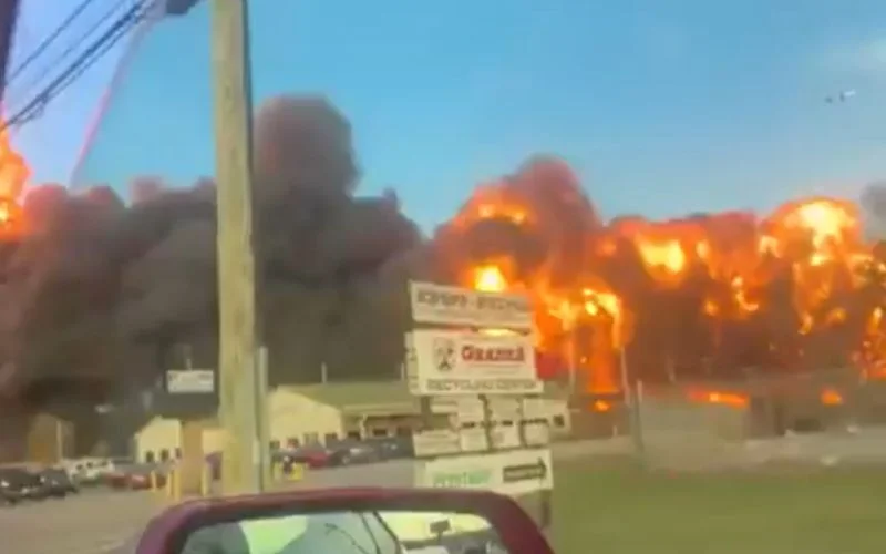VÍDEO: Avião de carga cai durante decolagem e provoca grande incêndio nos Estado Unidos abc+
