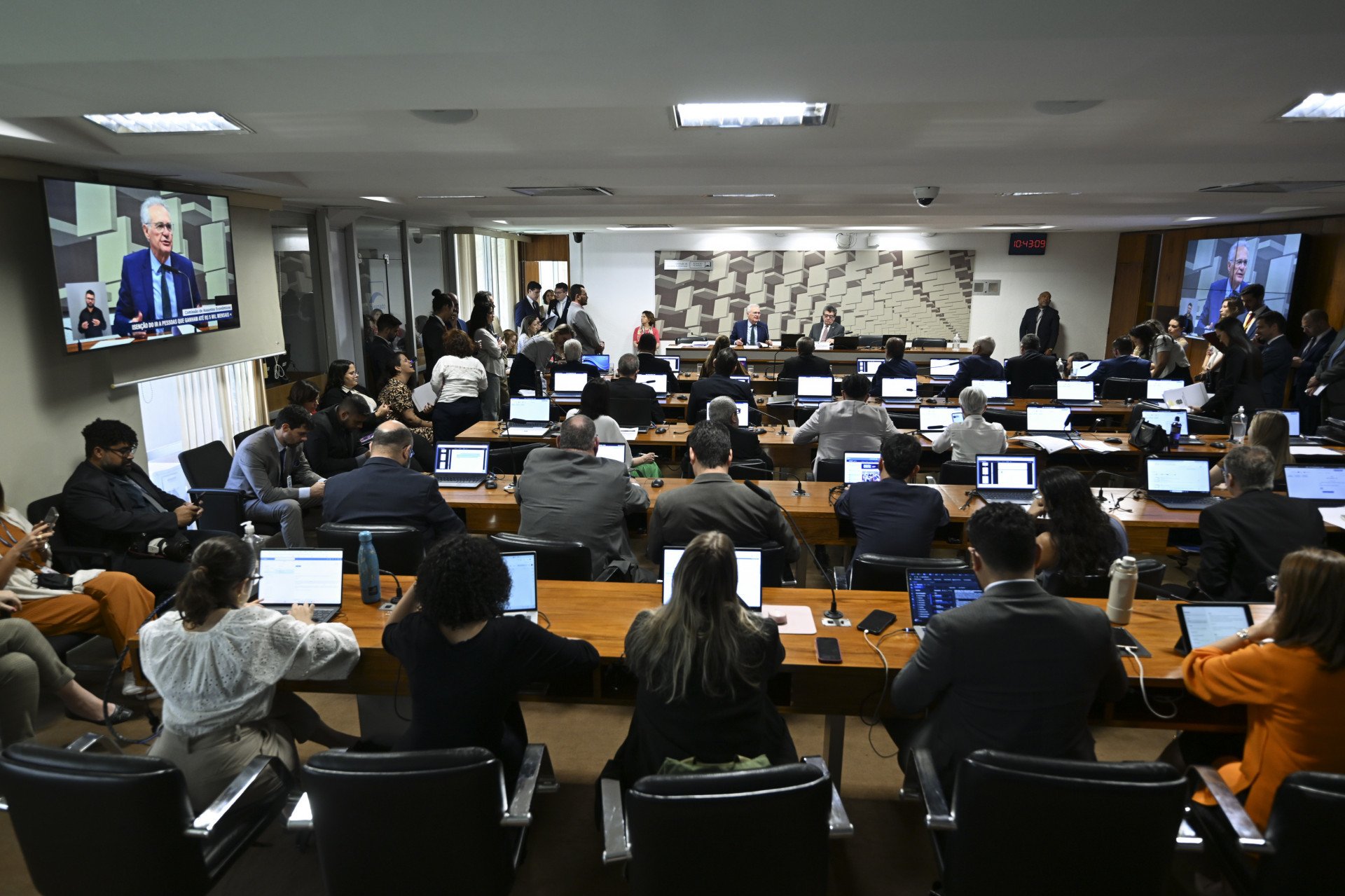 IMPOSTO DE RENDA: Comissão do Senado aprova isenção para salários até R$ 5 mil e texto segue para plenário abc+