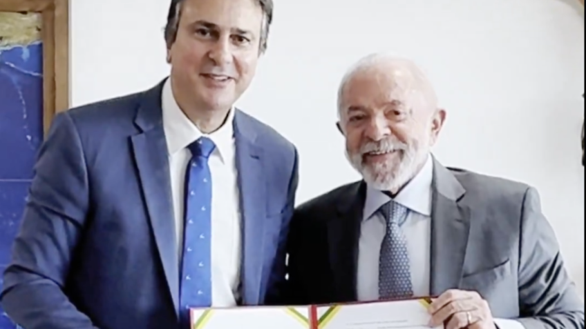 Ao vivo: Lula entrega carteira para professores em Fortaleza