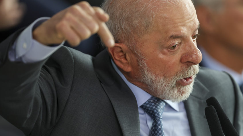 “Homem que bate em mulher não precisa votar em mim”, diz Lula