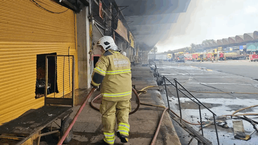 Ceasa informa que 28 lojas foram destruídas por incêndio no Rio
