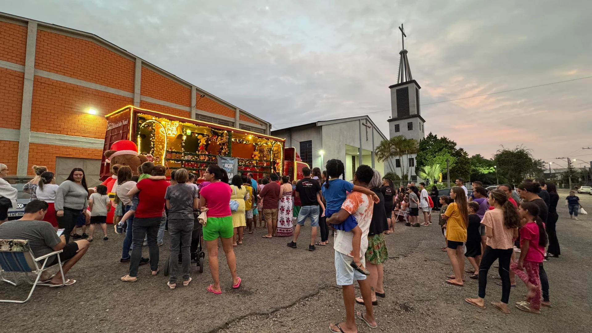 A gente sentia falta : Casa Móvel do Noel leva brilho do Natal a bairros de Novo Hamburgo abc+