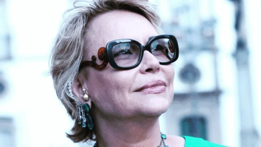 Ex-mulher de Bolsonaro apoia filhos após briga com Michelle