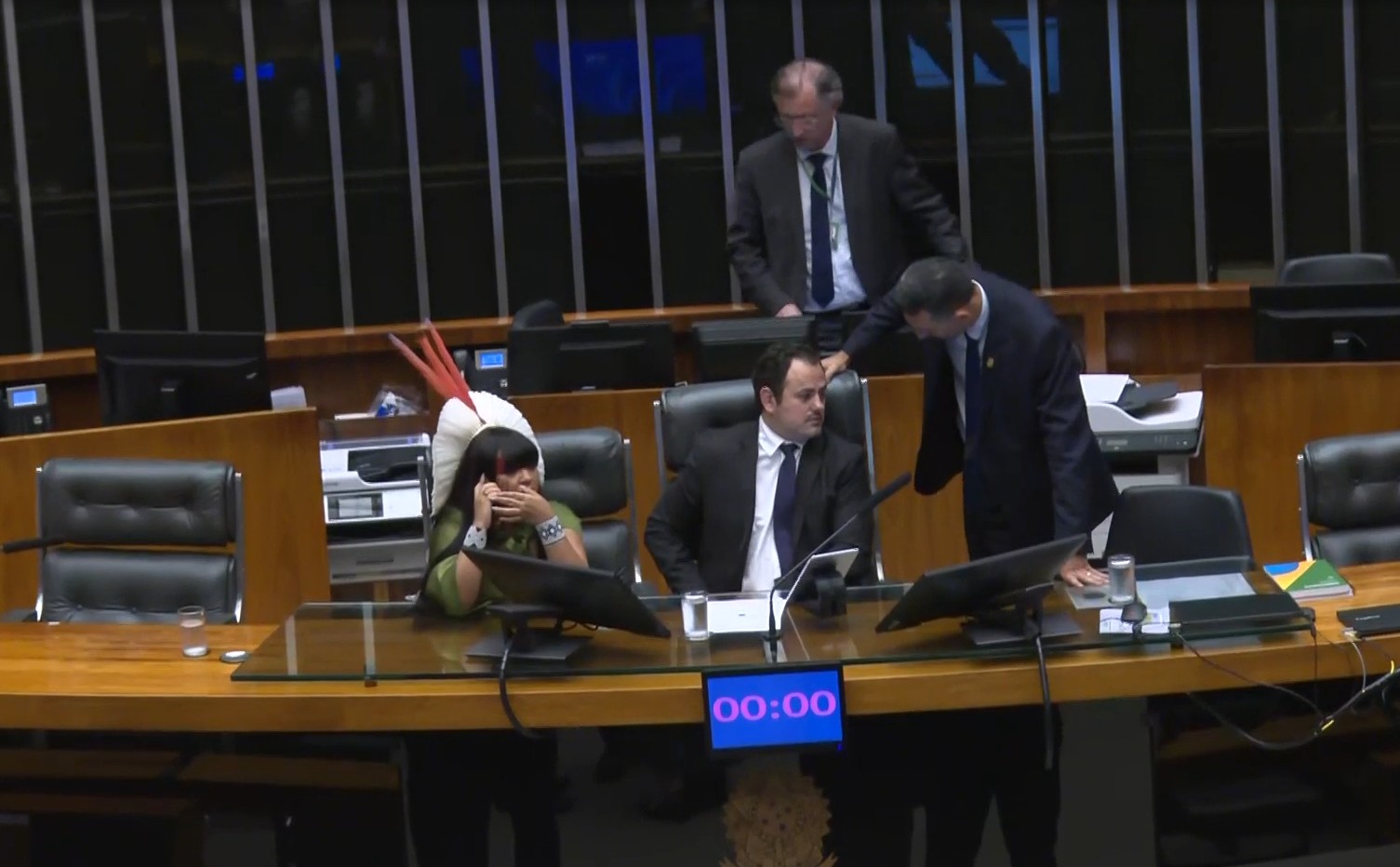 Glauber Braga é retirado à força da Câmara dos Deputados G1