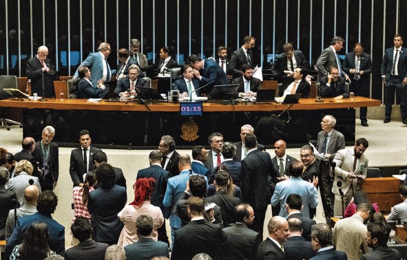 Com aval de Bolsonaro, Câmara aprova redução de pena para golpistas, em gesto por recuo de Flávio