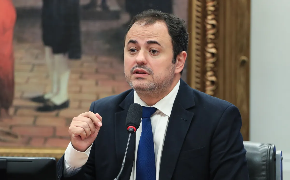 Câmara salva mandato de Glauber Braga e suspende deputado por seis meses | CNN Brasil