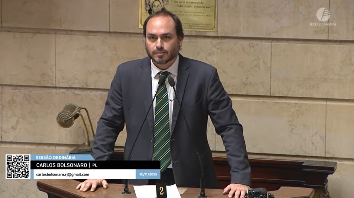 Carlos Bolsonaro anuncia renúncia do mandato de vereador no Rio para concorrer ao Senado em Santa Catarina