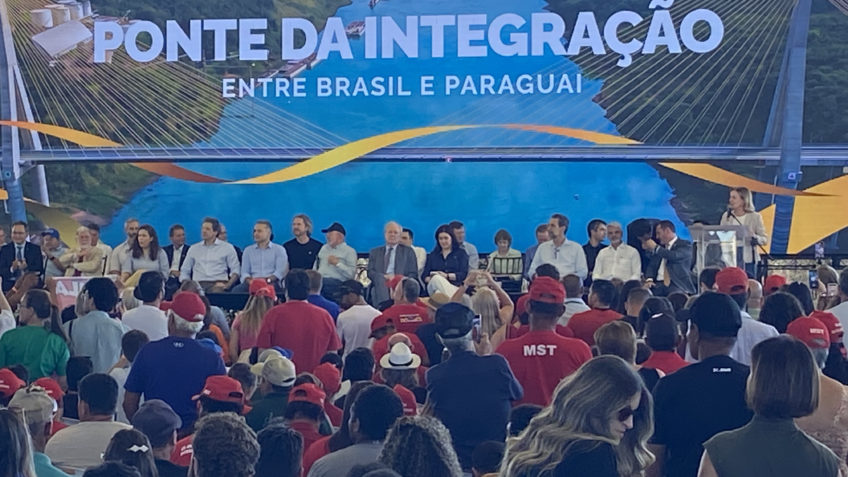 Gleisi diz que família Bolsonaro colocou “faca no pescoço do Brasil”
