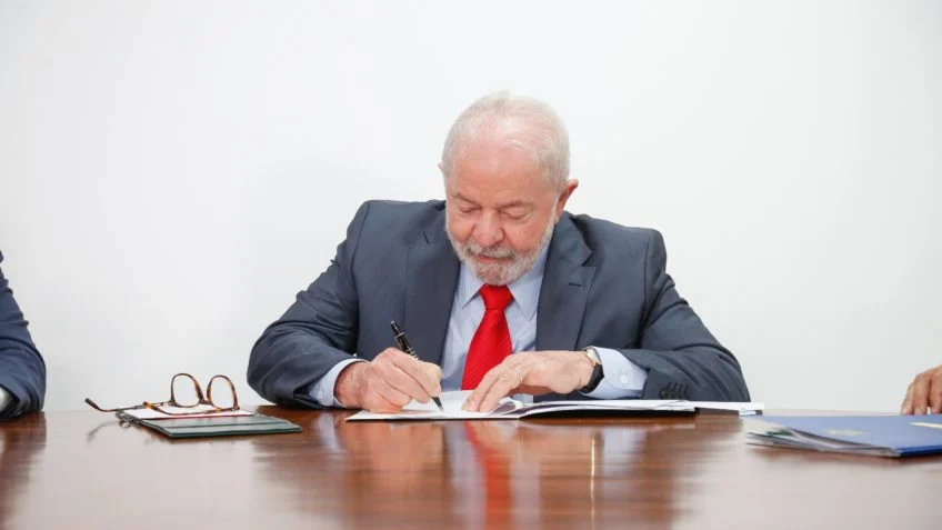 Lula corta isenções e veta pagamento de R$ 1,9 bi em emendas