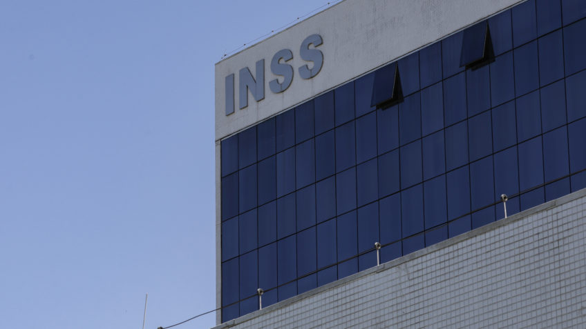 Lula sanciona lei que proíbe desconto automático em benefícios do INSS