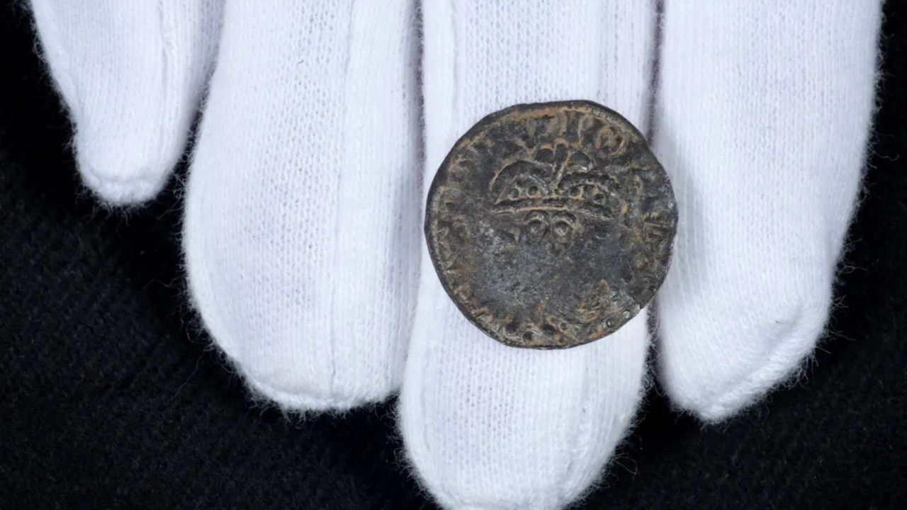 Moeda mais antiga já produzida em uma casa da moeda escocesa é encontrada por detectorista - Aventuras na História