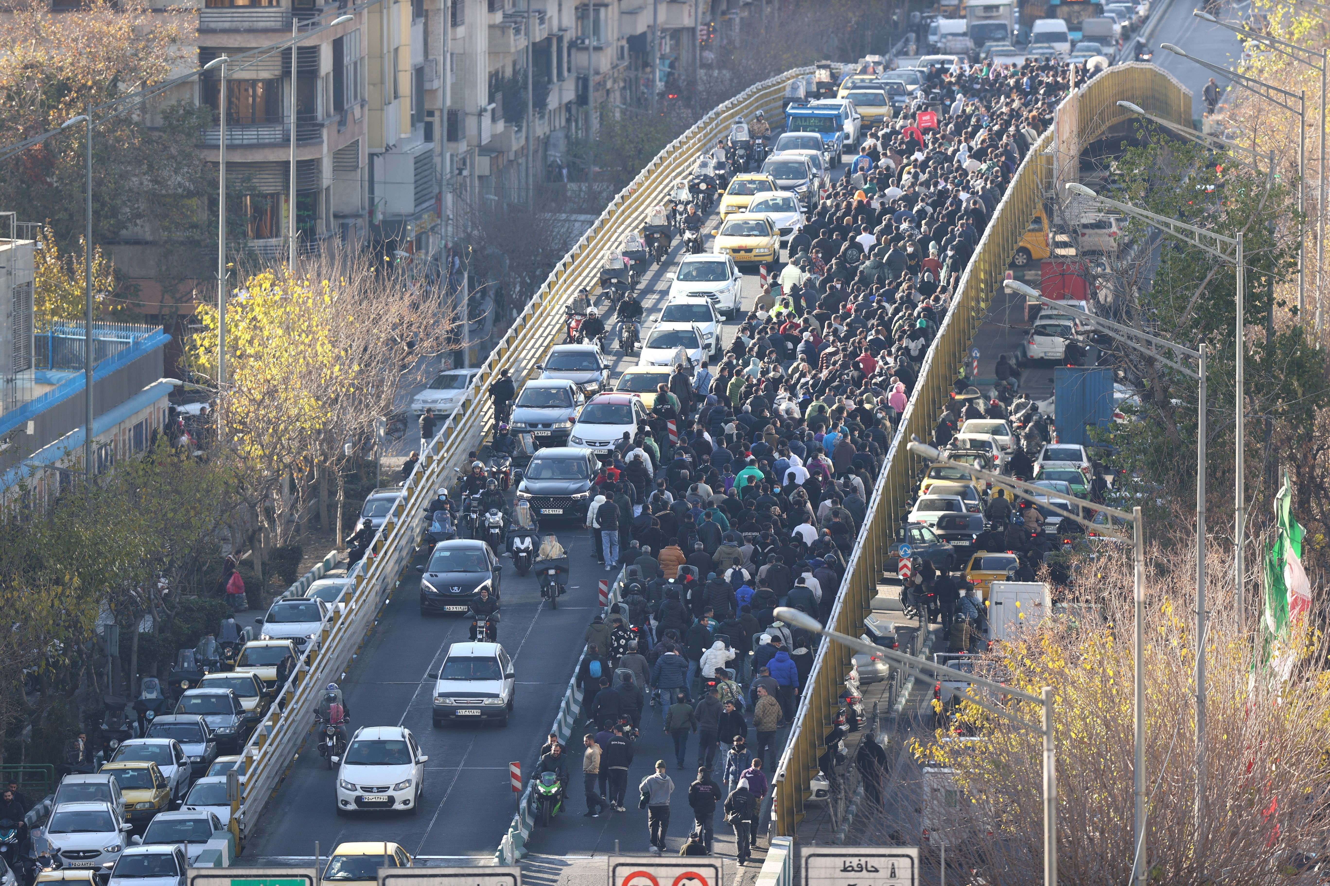 VÍDEOS mostram caos no Irã com protestos contra regime Khamenei G1