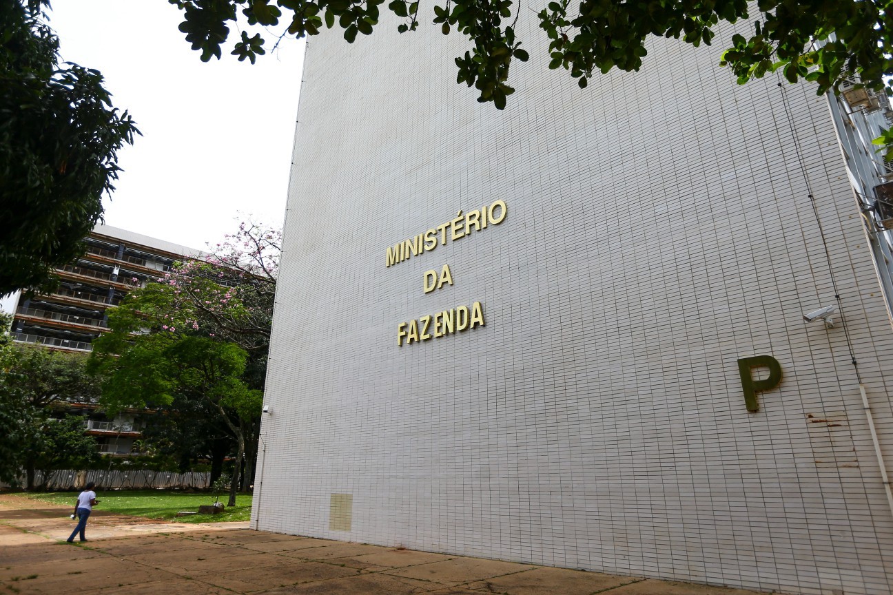 Governo tem déficit de R$ 61,7 bi em 2025 e cumpre meta fiscal com exceções, segundo Tesouro Nacional
