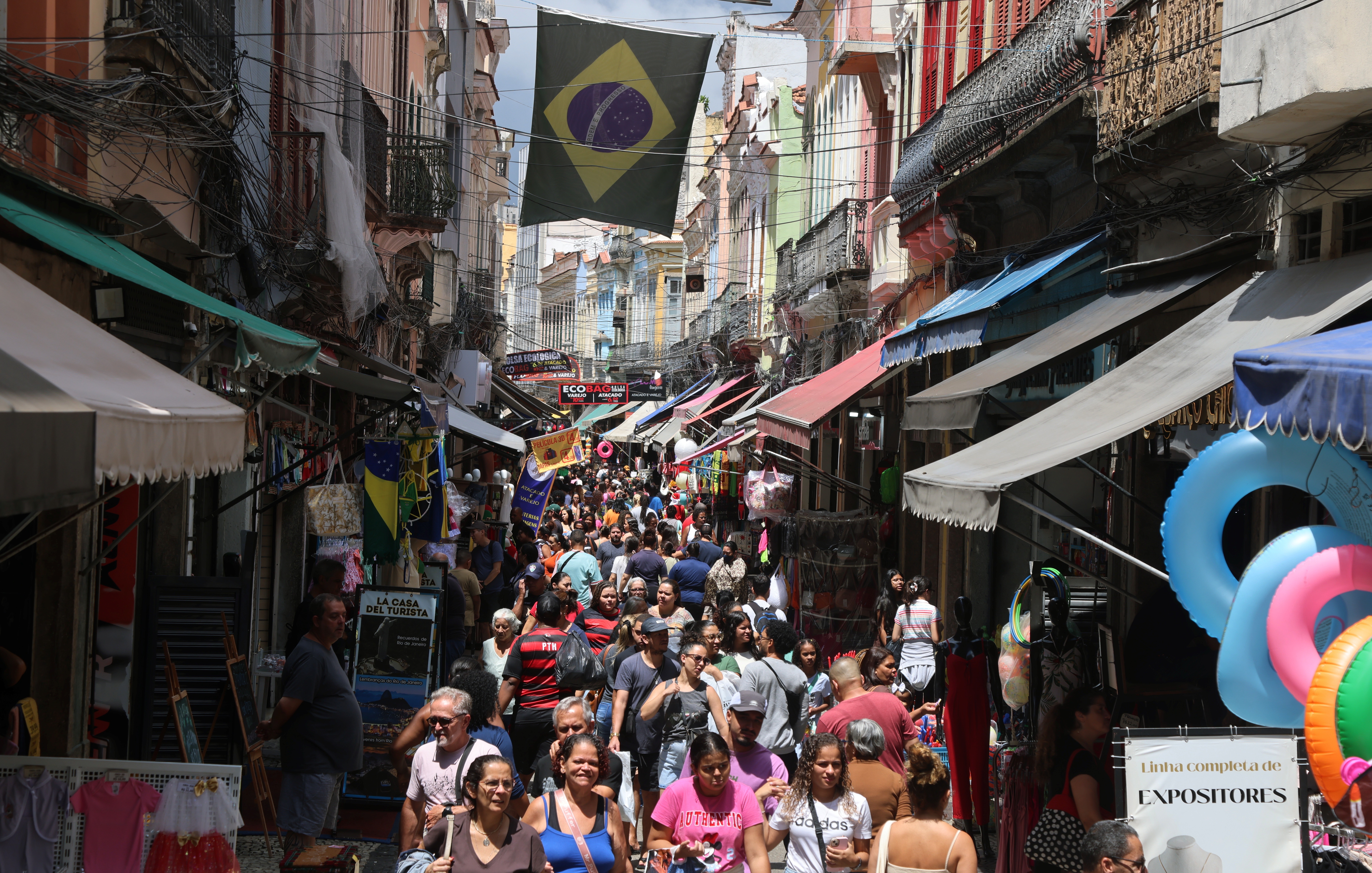 Por que o Brasil do baixo desemprego é também o do endividamento recorde das famílias