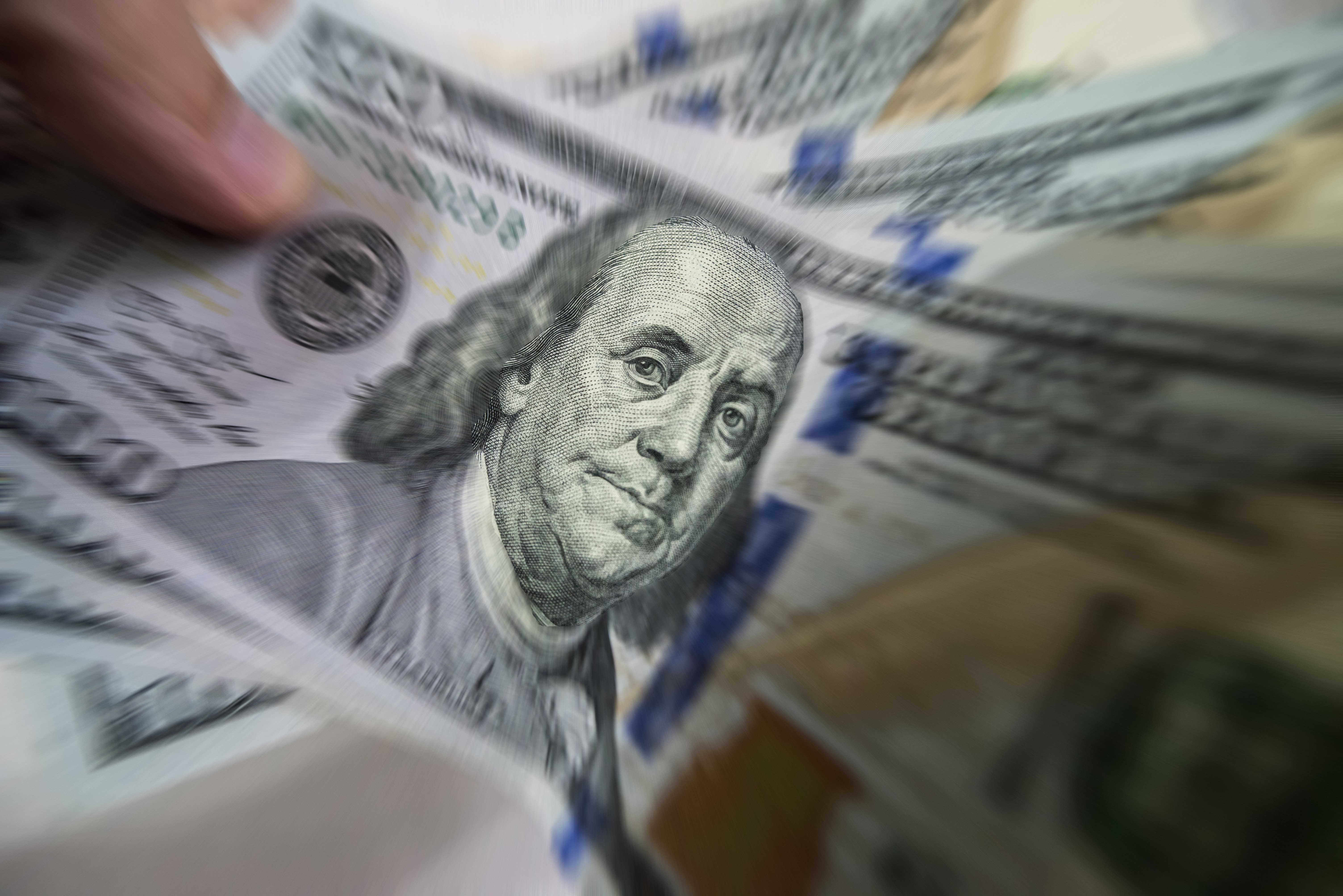 Dólar sobe e fecha em R$ 5,24, mas acumula queda de mais de 4% no mês Ibovespa cai G1
