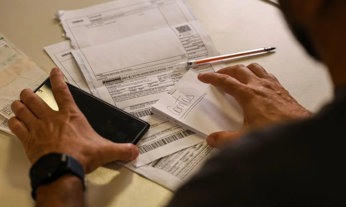 Mínimo de R$ 1.621: O que muda no seu pagamento a partir de hoje abc+