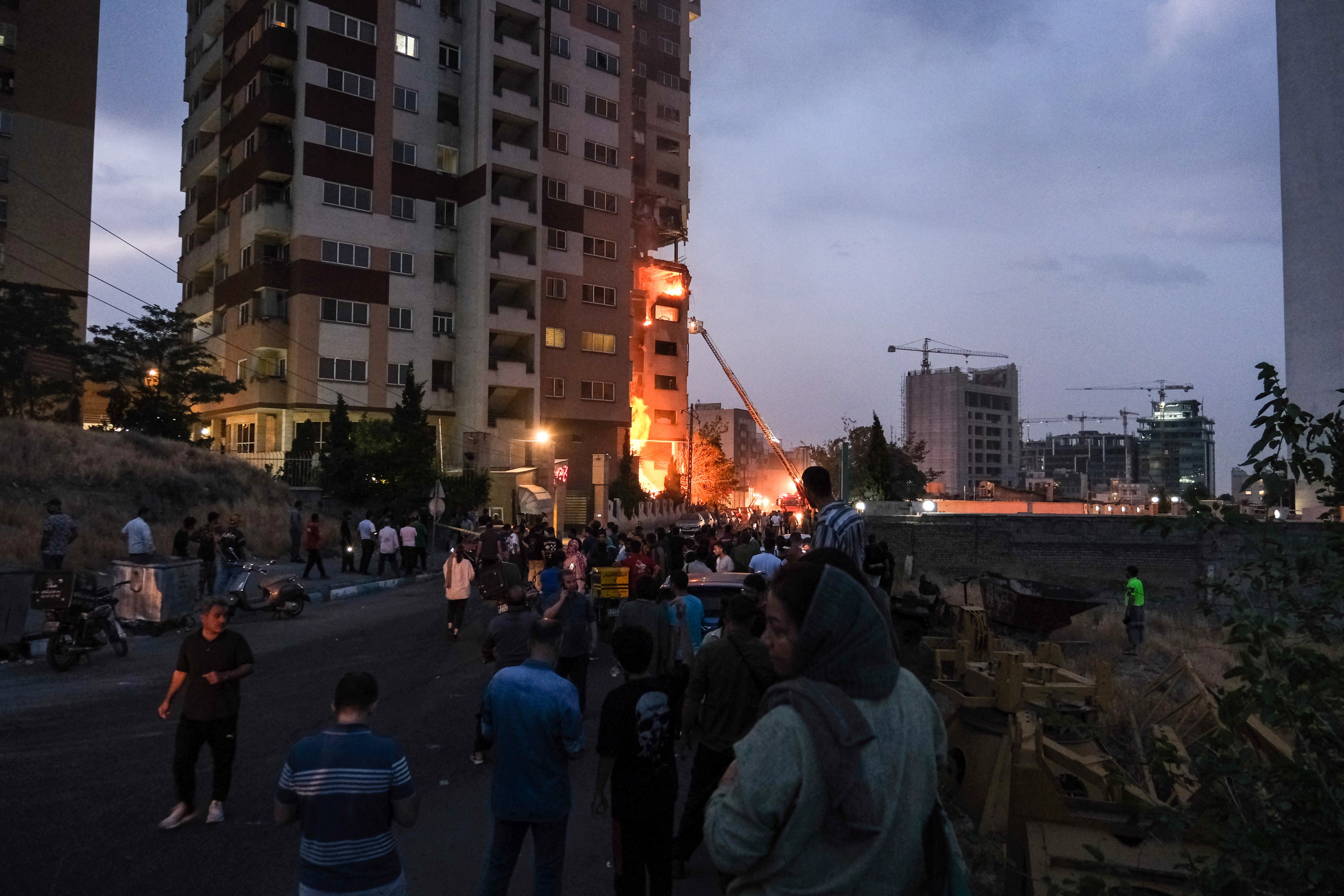 Sob ameaça de ataque dos EUA, iranianos preparam mochilas de emergência, estocam suprimentos e planejam rotas de fuga