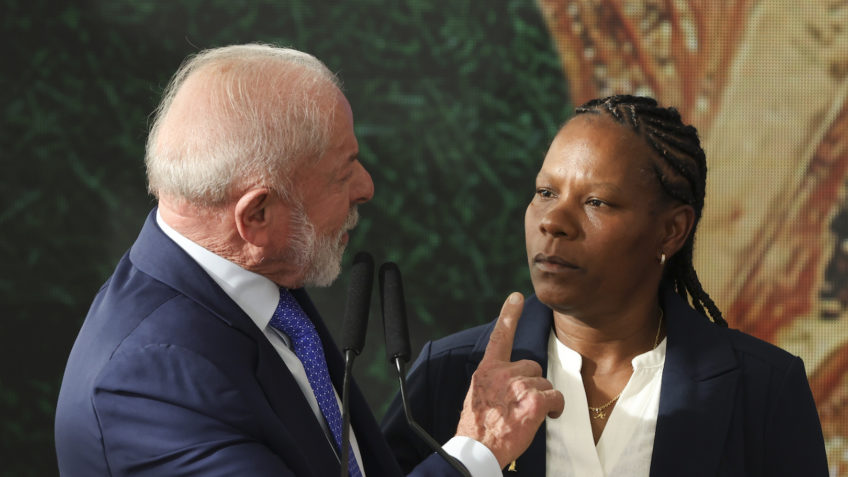 Lula critica salário pago a titulares da seleção feminina de futebol