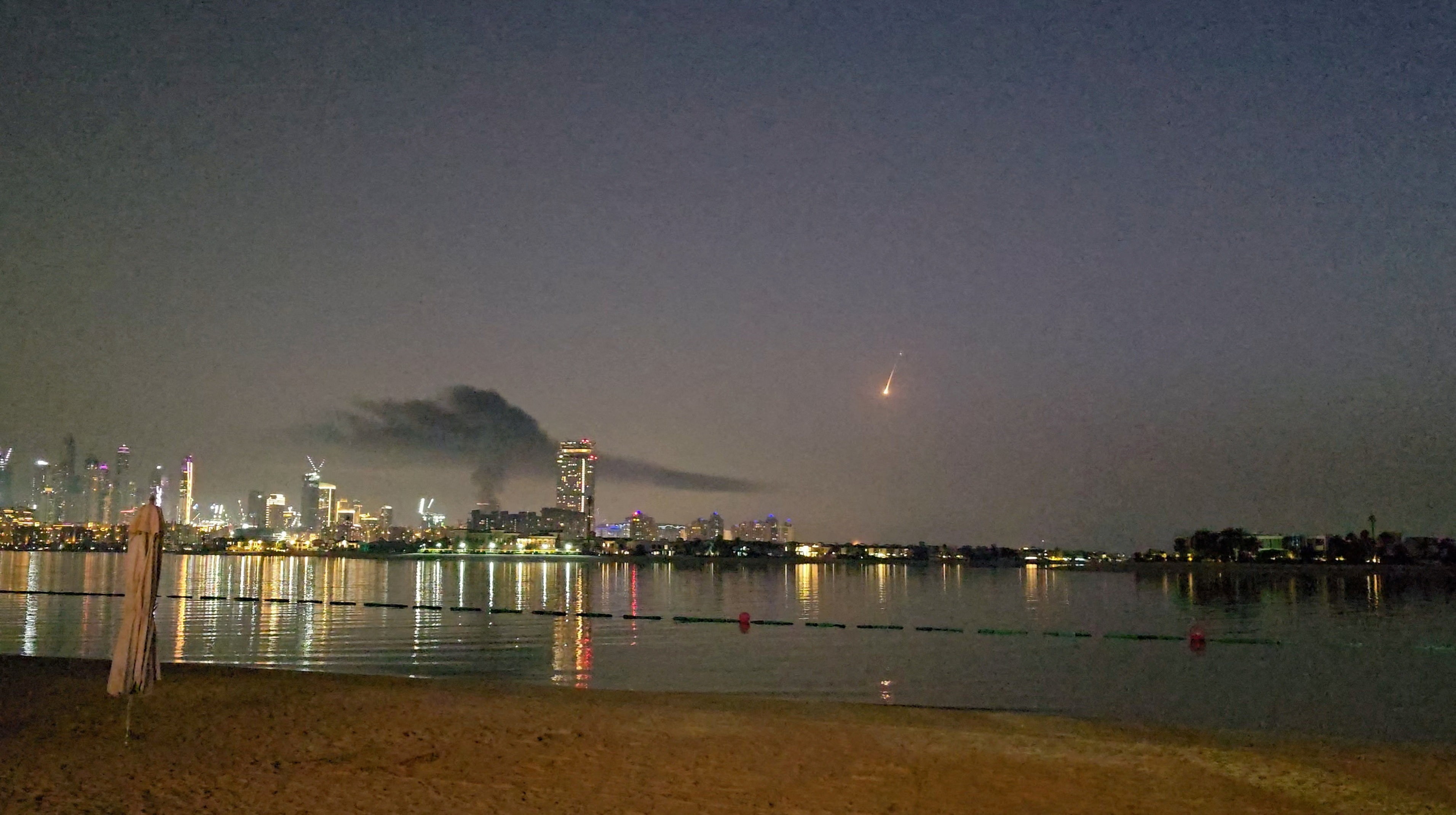 Edifício Burj Al Arab, em Dubai, é atingido por destroços de drone interceptado G1