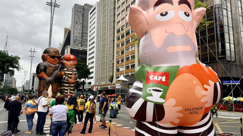 Ato na Paulista tem infláveis de Lula presidiário e Bolsonaro mito