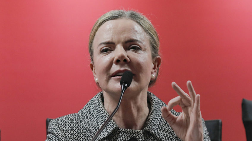 Gleisi diz lamentar que Alcolumbre mantenha quebra de sigilo de Lulinha