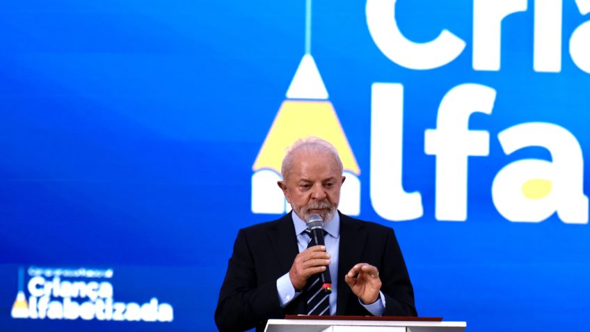 Mulheres trabalham com mais competência que homens, diz Lula