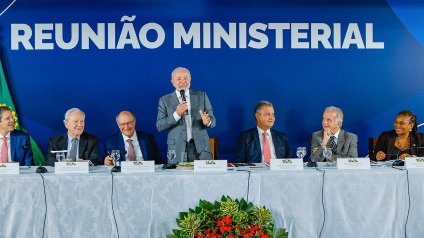 Lula convoca última reunião ministerial para 30 de março