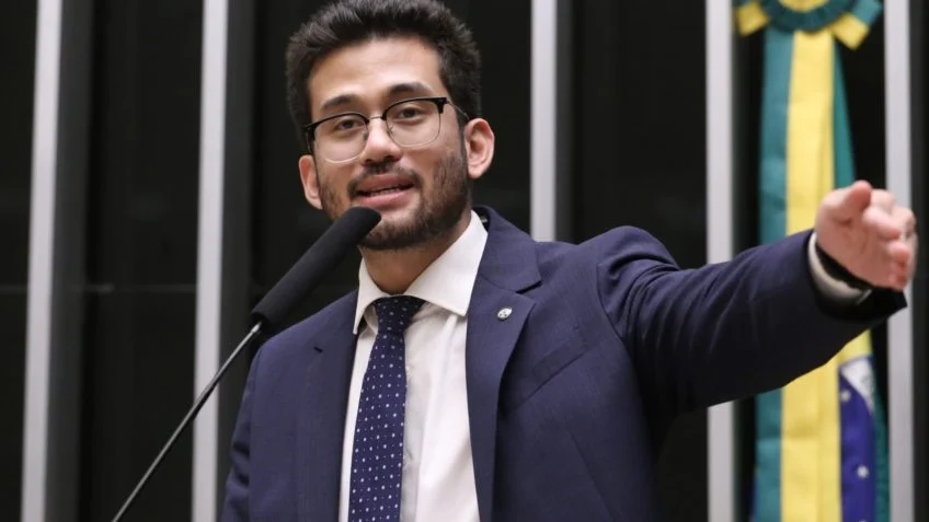 Kataguiri entra com ação contra governo Lula por disparos de WhatsApp