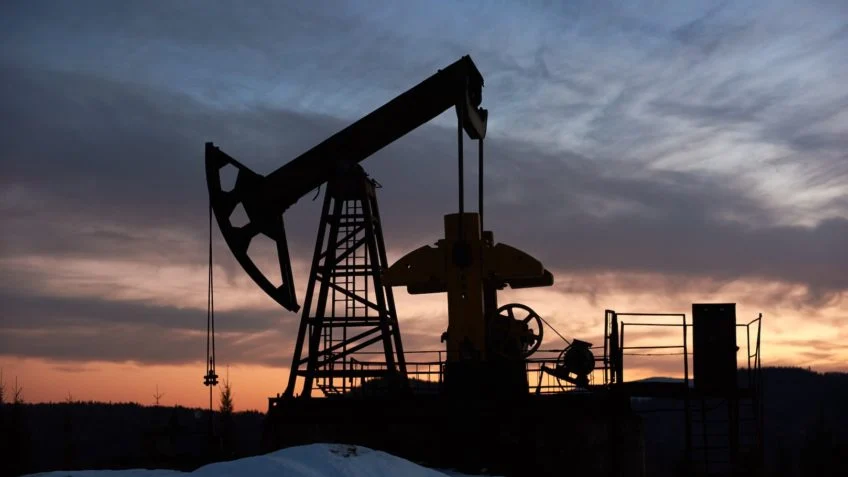 Preço do barril de petróleo disparou 52% em 1 mês com guerra no Irã