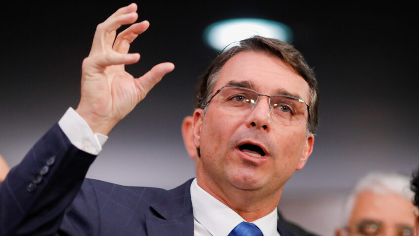 Flávio Bolsonaro chama PT de “especialista em mentir” sobre Pix