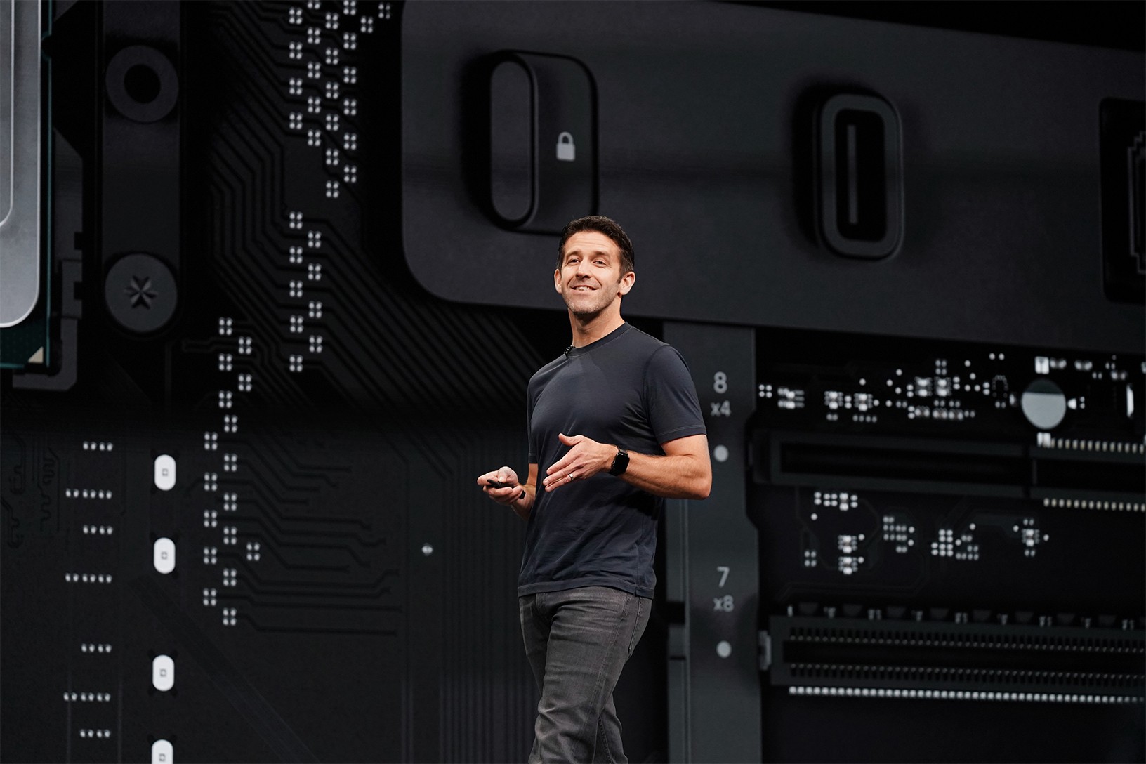 Apple anuncia novo CEO: John Ternus vai substituir Tim Cook
