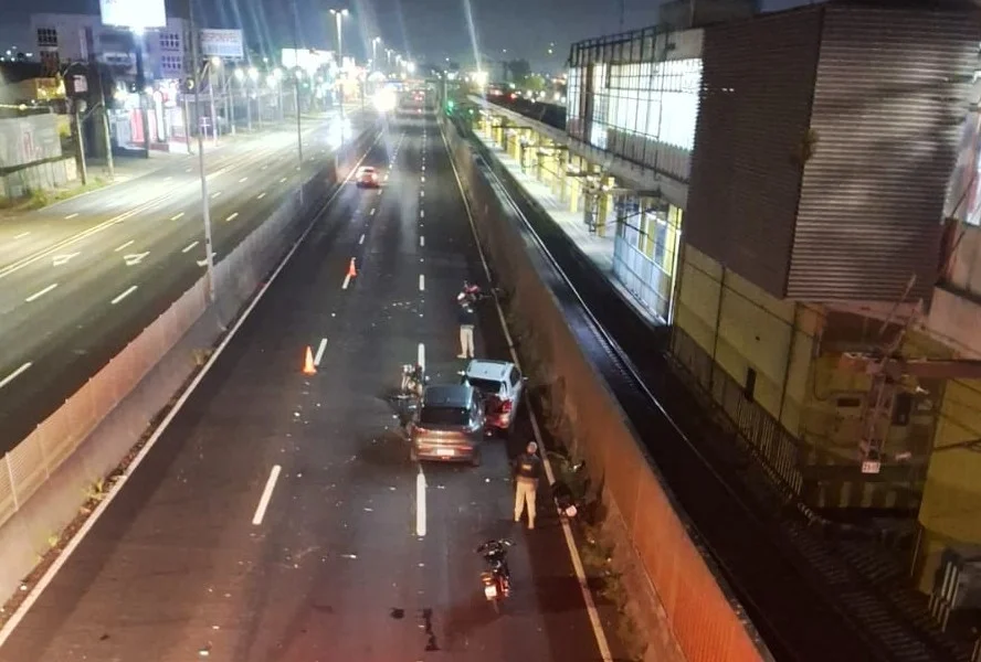 Chegaram a dizer que havia morrido : Jovem para moto para ajudar amigo e é atropelado na BR-116, em Canoas abc+