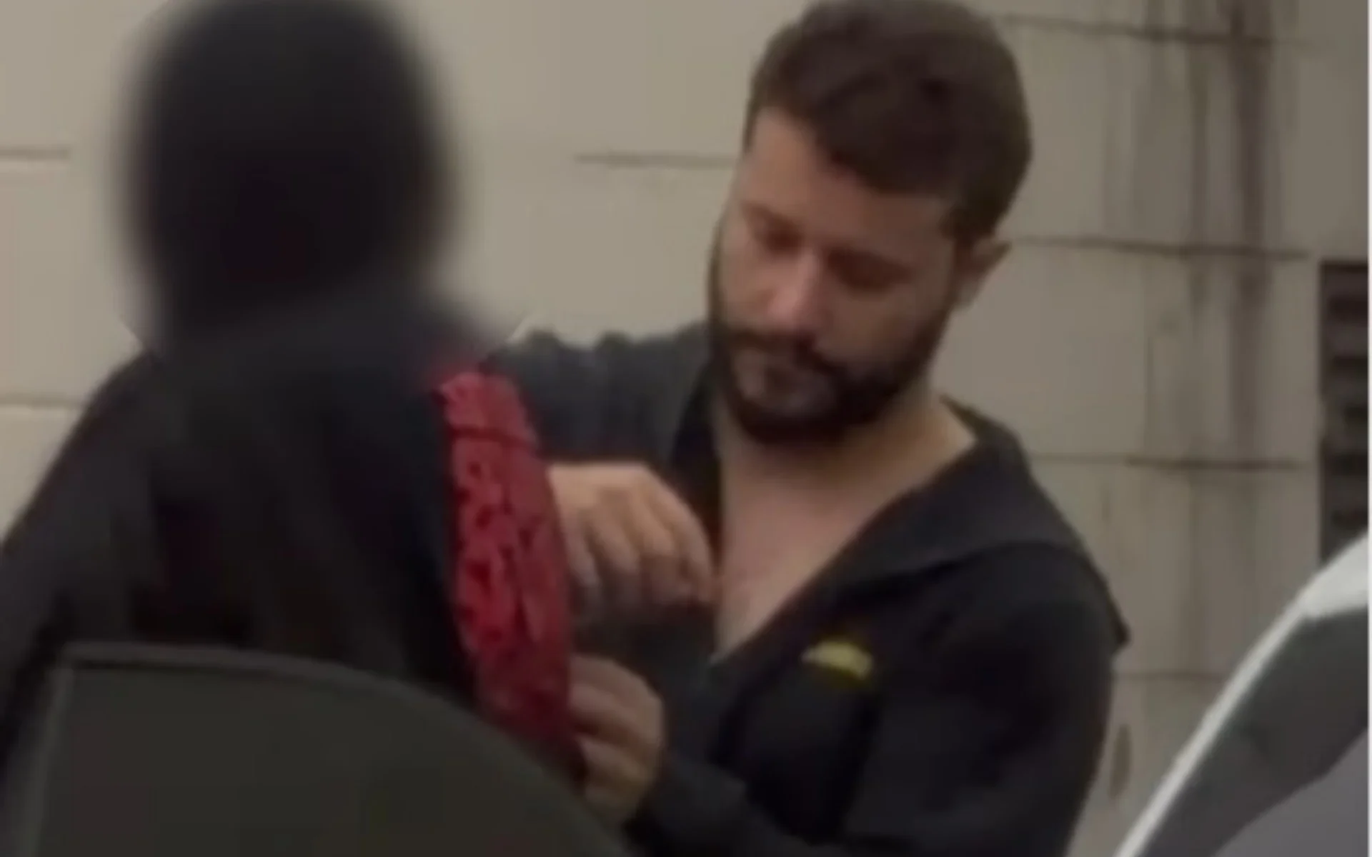 VÍDEO: Falso médico preso em SP foi flagrado aplicando injeção em paciente no meio da rua abc+