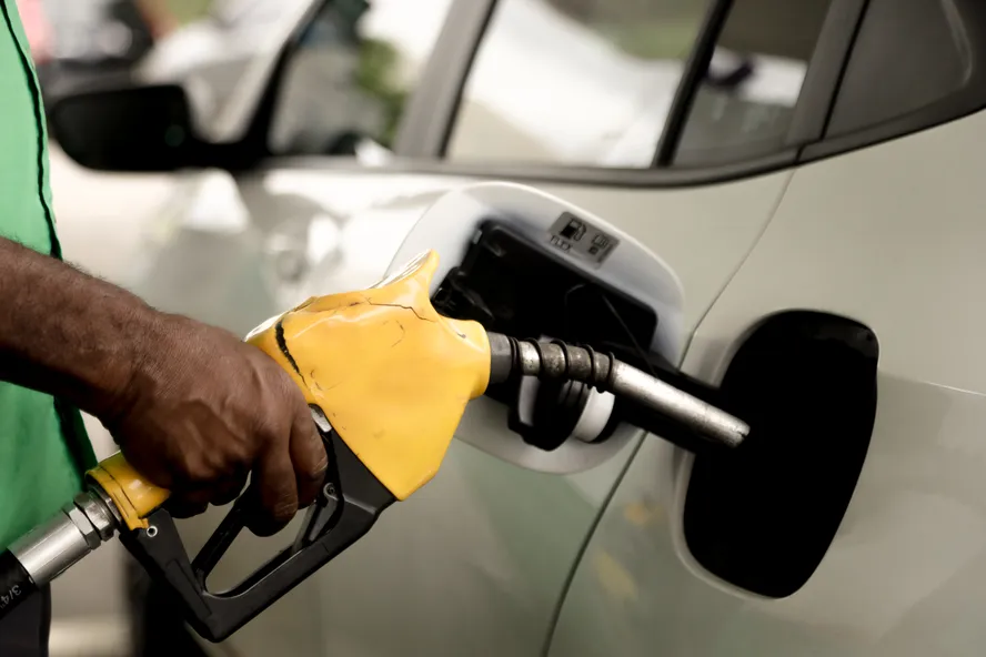 Petrobras reajusta preço de gasolina na refinaria a partir desta sexta-feira