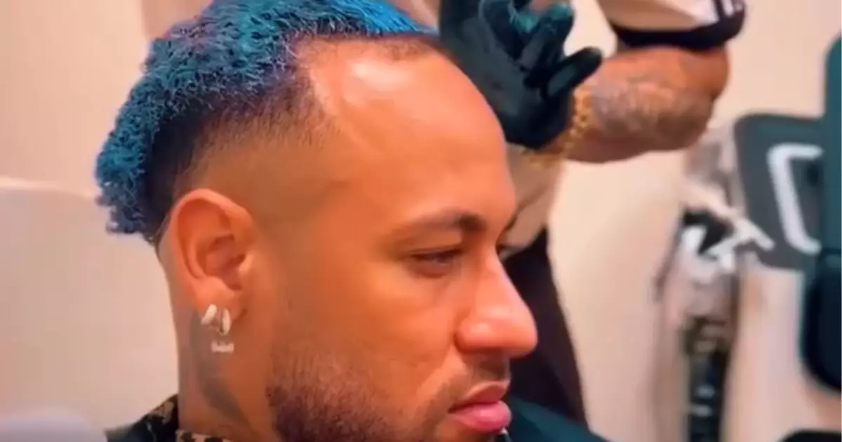 Neymar pintou cabelo de azul Entenda a polêmica envolvendo o craque