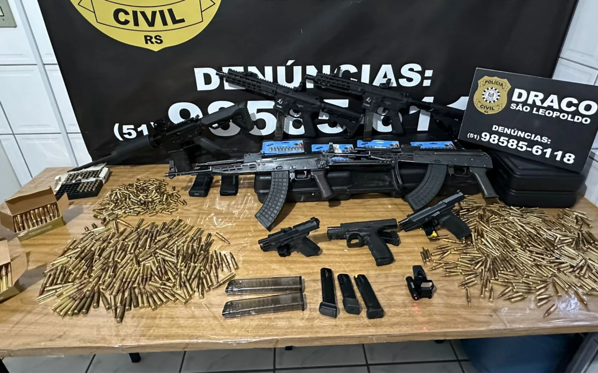 VÍDEO: Arsenal com fuzis AK-47 é achado escondido em fundo falso de residência no RS abc+
