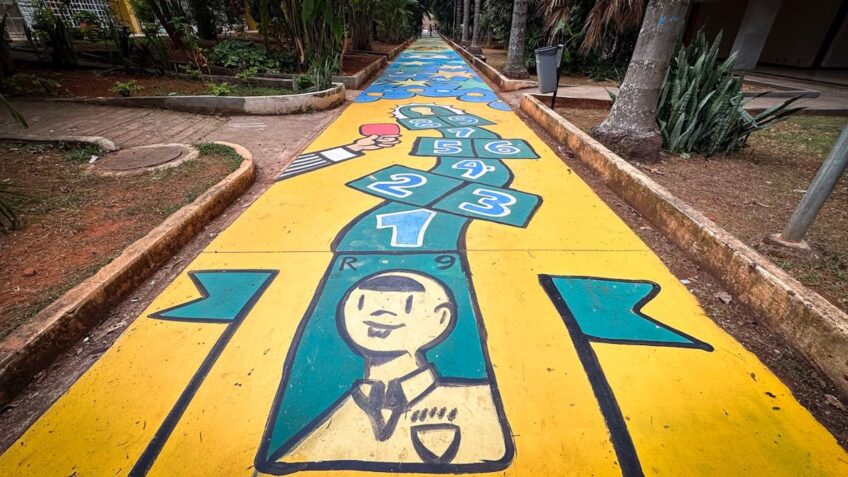 Copa 2026 é tema de desenho em calçada de Brasília veja fotos
