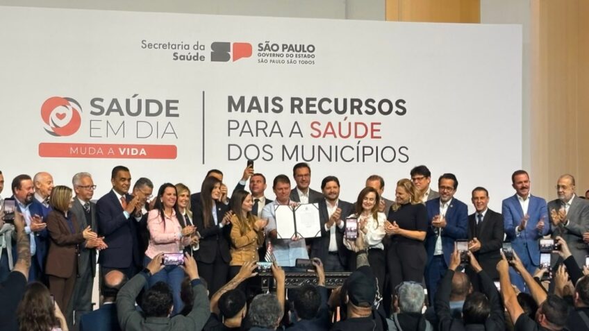 Tarcísio repassa R$ 801 mi para saúde municipal em 645 cidades de SP