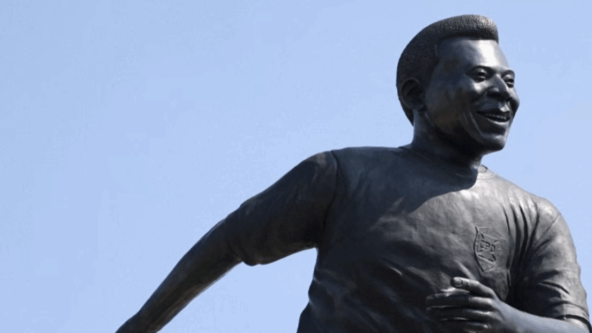 Veja imagens da estátua de 10 metros de Pelé no México