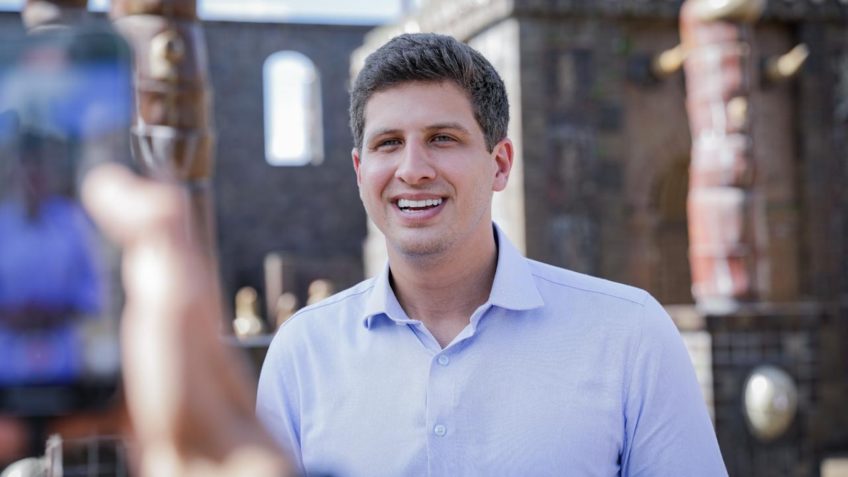 João Campos lidera a disputa pelo governo de PE, diz RealTime BigData