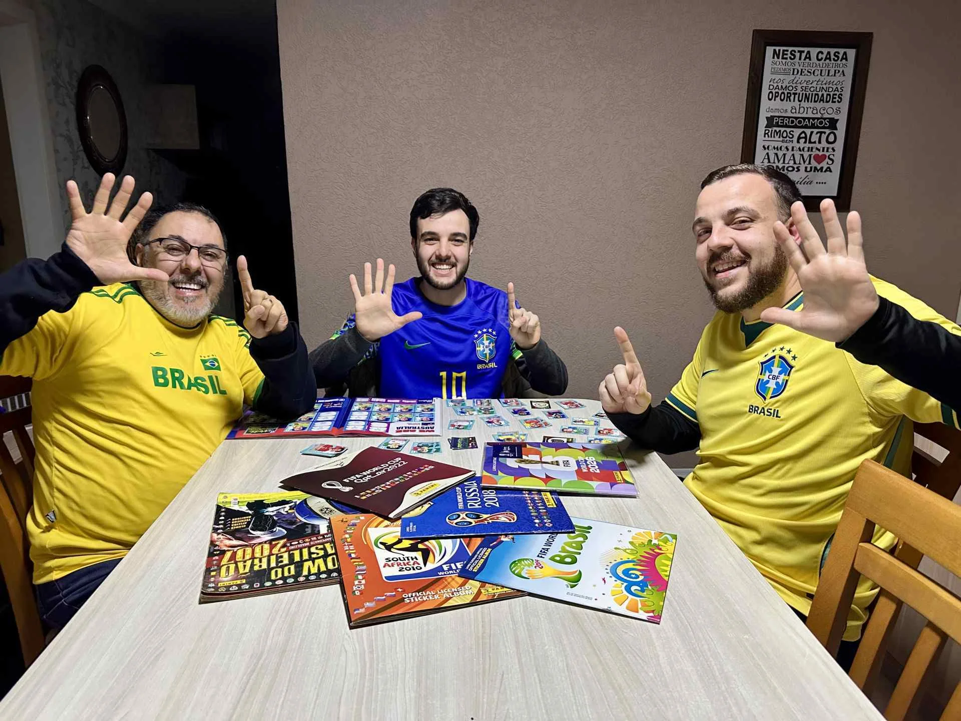 À espera do hexa: Colecionar álbuns de figurinhas da Copa do Mundo se torna tradição para família de Gramado abc+