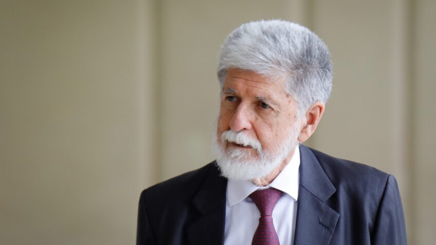 Estado não pode abrir mão de regular big techs, diz Celso Amorim