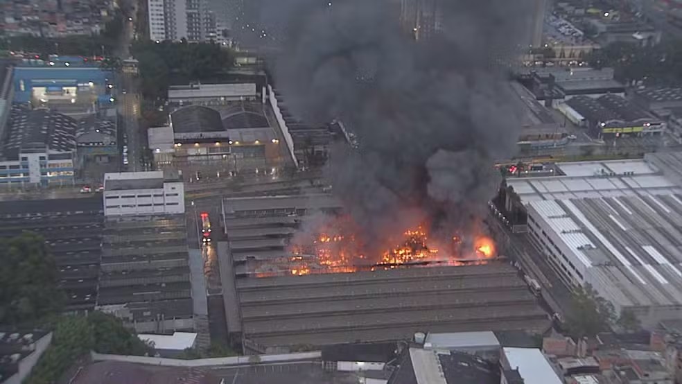 Fogo atinge depósito de tintas, derruba parte do teto e fecha avenida em Diadema (SP)